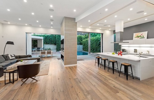 Beverly Grove Villa | Beautiful Modern 4 Bedroom Villa w/ Pool & Hot tub