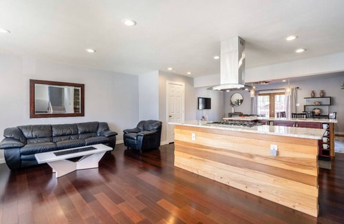 Annandale Casa | Beautiful Modern 4BR/2.5BA House in a Central Area in NoVA