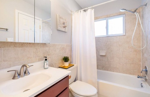 Annandale Casa | Beautiful Modern 4BR/2.5BA House in a Central Area in NoVA