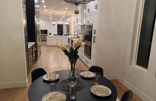 Avant Casa | Beautiful Modern 5 BR house, pool, sand volleyball court near Kierland & Quarter