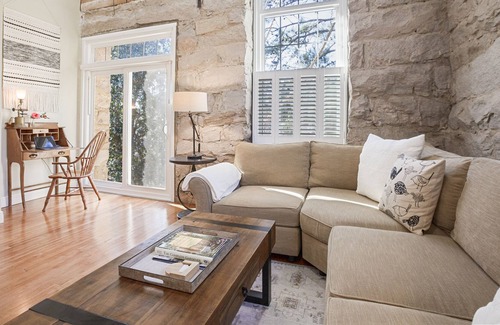 Wake Forest Condominio | Beautiful Modern Apartment in Historical Building on the Water 28 nights or more