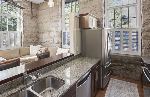 Wake Forest Condominio | Beautiful Modern Apartment in Historical Building on the Water 28 nights or more