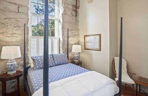 Wake Forest Condominio | Beautiful Modern Apartment in Historical Building on the Water 28 nights or more