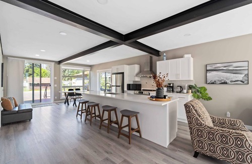 Central Alberta Casa | Beautiful Modern Lakehouse with partial lake view