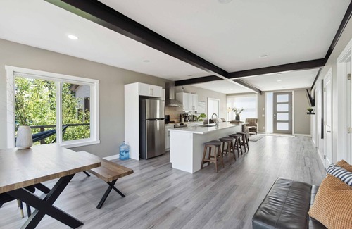 Central Alberta Casa | Beautiful Modern Lakehouse with partial lake view