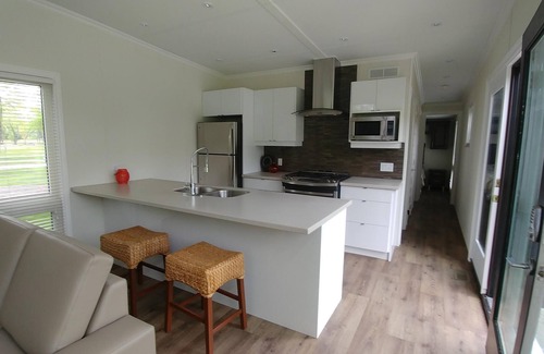 Pointe aux Roches Cabaña | Hermosa casa de campo moderna en alquiler ubicada en un campo de golf