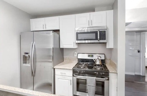 Tarzana Condominio | Beautiful Modern Condo by Ventura Blvd