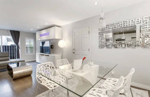 Tarzana Condominio | Beautiful Modern Condo by Ventura Blvd
