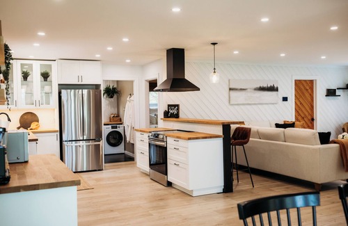 Horton Cabaña | Beautiful, modern, cottage with hot tub and more