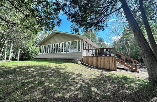 Horton Cabaña | Beautiful, modern, cottage with hot tub and more
