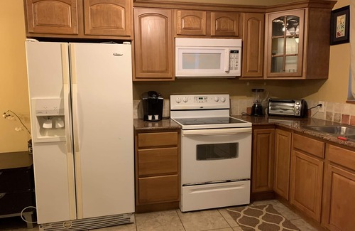 Highland Garden Condominio | Hermoso moderno amueblado 2 dormitorios WiFi, Netflix, lavadora-secadora, café Keurig