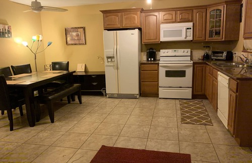Highland Garden Condominio | Hermoso moderno amueblado 2 dormitorios WiFi, Netflix, lavadora-secadora, café Keurig
