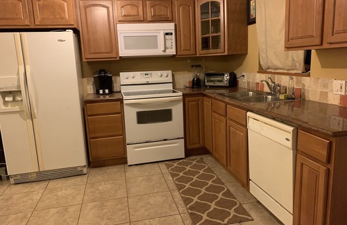 Highland Garden Condominio | Hermoso moderno amueblado 2 dormitorios WiFi, Netflix, lavadora-secadora, café Keurig
