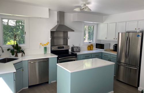 Northwest Harbor Casa | Beautiful Modern Home & Guest House with 8 Bedrooms Total