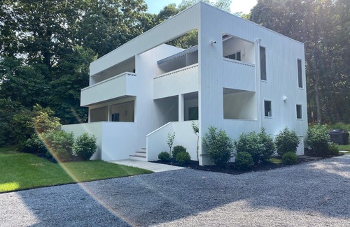 Northwest Harbor Casa | Beautiful Modern Home & Guest House with 8 Bedrooms Total
