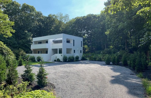 Northwest Harbor Casa | Beautiful Modern Home & Guest House with 8 Bedrooms Total