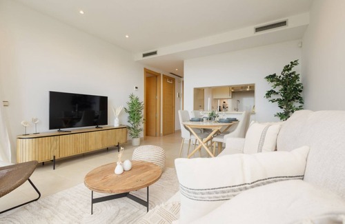 Marbella Apartamento | Apartamento vacacional con increíbles vistas al mar con spa y gimnasio
