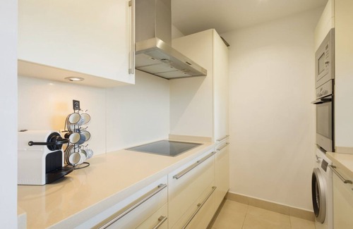 Marbella Apartamento | Apartamento vacacional con increíbles vistas al mar con spa y gimnasio