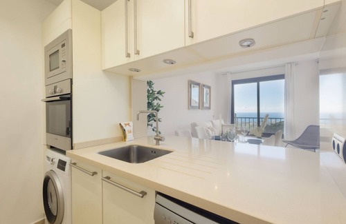 Marbella Apartamento | Apartamento vacacional con increíbles vistas al mar con spa y gimnasio