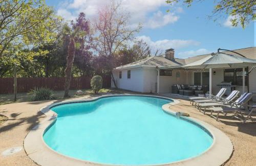 Plano Casa | Beautiful Modern Home Pool for Groups and Families