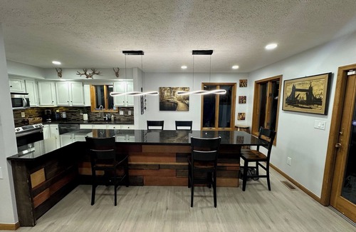 Bushkill Cabina | Beautiful Modern Lodge! Pool Table,8 TVs Wi-Fi Linen provided Central AC