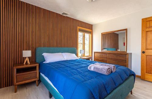Bushkill Casa | Beautiful Modern Lodge! Indoor Hot Tub - Game Room