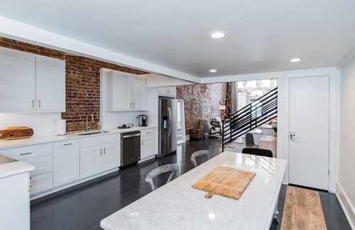Civil Rights Historic District Casa | Beautiful Modern loft in downtown theatre district