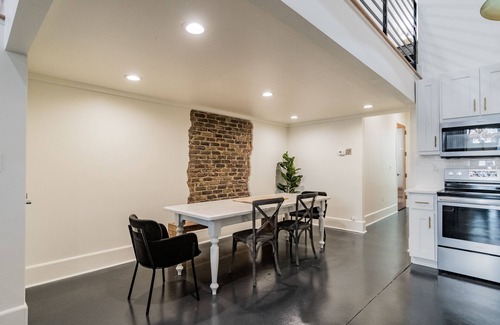 Civil Rights Historic District Casa | Beautiful Modern loft in downtown theatre district