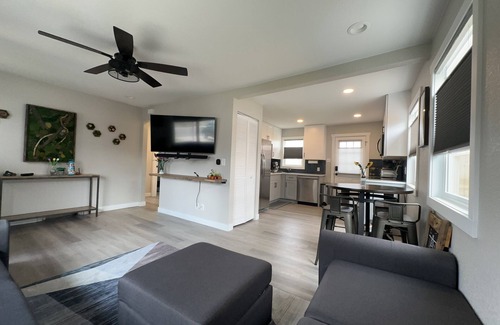 Harvey Park Casa | Beautiful, Modern, Quiet, Comfy & Private with a Big Back Yard - 30+ day stays
