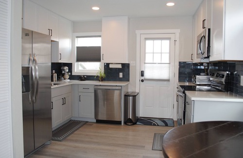 Harvey Park Casa | Beautiful, Modern, Quiet, Comfy & Private with a Big Back Yard - 30+ day stays