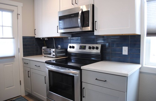 Harvey Park Casa | Beautiful, Modern, Quiet, Comfy & Private with a Big Back Yard - 30+ day stays