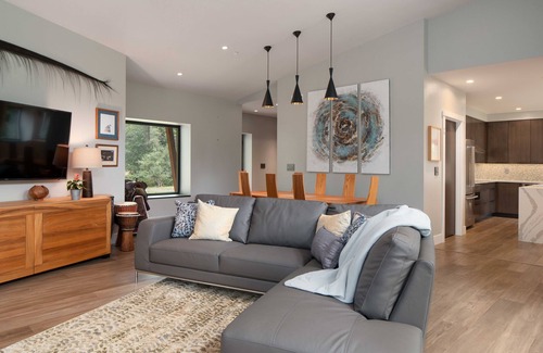 Mirrormont Casa | Beautiful Modern Retreat in the Woods