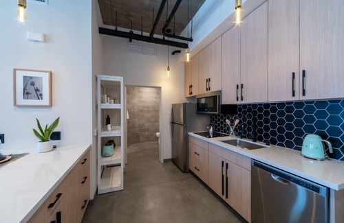 Vista Apartamento | Beautiful Modern Studio in DT Vista!