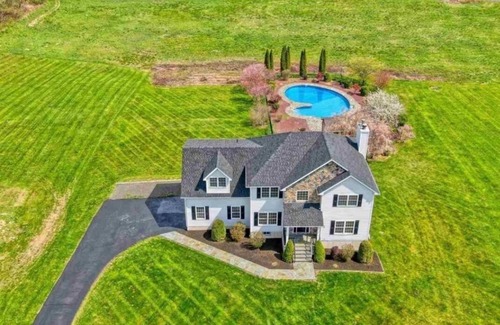 Clintondale Villa | Beautiful modern villa with pool suana hot tub...