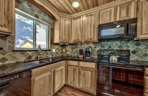 Pioneer Trail Casa | Beautiful mountain meadow setting! AC, spa, skeeball, shuffleboard, foosball, ++