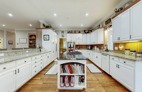 Hendersonville Casa | Beautiful Mountain view home in Hendersonville with private home theatre