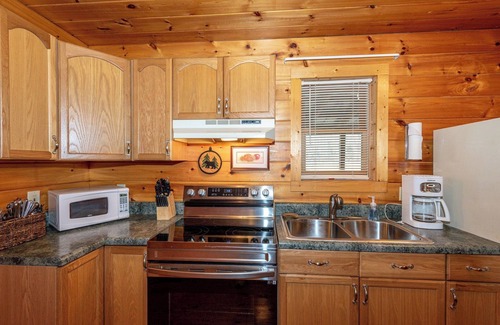 Townsend Cabina | Beautiful mountain cabin with river access. Firepit and wood burning fireplace .