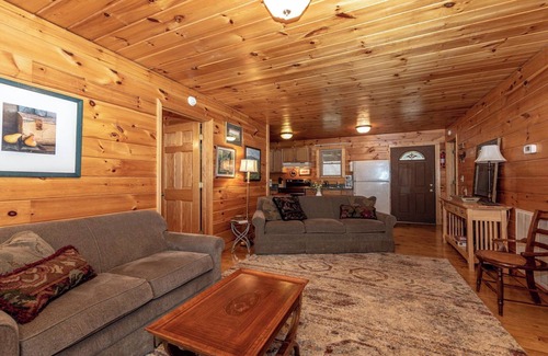 Townsend Cabina | Beautiful mountain cabin with river access. Firepit and wood burning fireplace .
