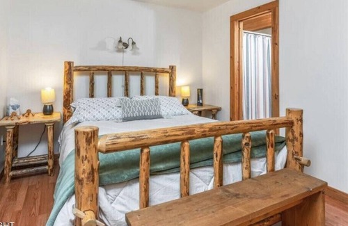 Questa Woods Cabina | Beautiful Mountain Chalet w/hot tub