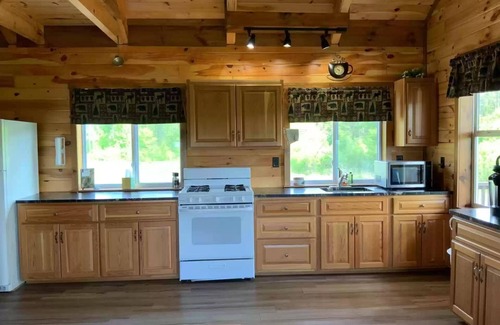 Salisbury Center Cabina | Beautiful Mountain Lodge on 32 Private Acres - Real Privacy!