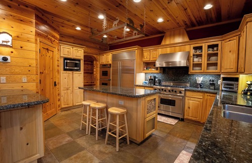 Greer Cabina | Beautiful Mountain Lodge! 7,000 Sq. Ft W/ Pond