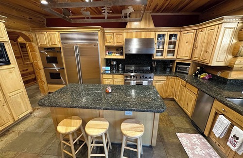 Greer Cabina | Beautiful Mountain Lodge! 7,000 Sq. Ft W/ Pond