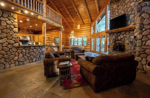 Greer Cabina | Beautiful Mountain Lodge! 7,000 Sq. Ft W/ Pond