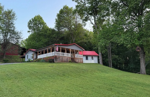 Bakersville Casa | Beautiful Mountain View’s easily accessible from HWY 226.