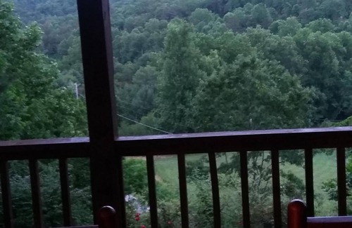 Hiawassee Cabina | Especiales de lunes a viernes: hermosas vistas de la montaña en medio de la tina caliente del país del vino