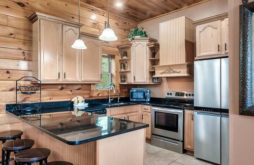 Gatlinburg - Pigeon Forge Apartamento | Beautiful Mtn Views Hot Tub Games 3 King Suite