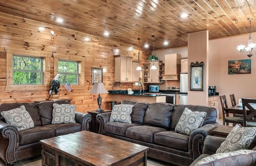 Gatlinburg - Pigeon Forge Apartamento | Beautiful Mtn Views Hot Tub Games 3 King Suite