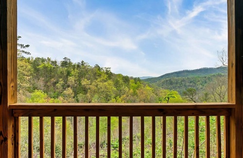 Gatlinburg - Pigeon Forge Apartamento | Beautiful Mtn Views Hot Tub Games 3 King Suite