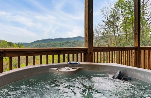 Gatlinburg - Pigeon Forge Apartamento | Beautiful Mtn Views Hot Tub Games 3 King Suite