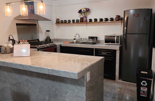Los Reyes Apartamento | Precioso apartamento a solo 45 min del aeropuerto con parking privado.